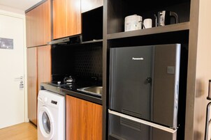 Refrigerador, placa de cocina, utensilios de cocina