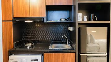 Room | Private kitchen | Fridge, stovetop, cookware/dishes/utensils