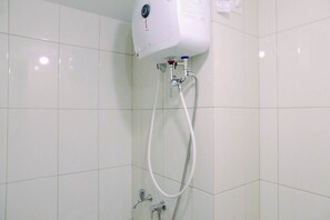 Shower, free toiletries, towels