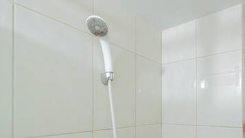 Chambre | Salle de bain | Douche, articles de toilette gratuits, serviettes fournies