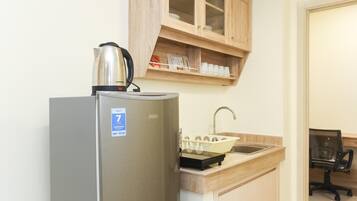 Lemari es, kompor, dan peralatan masak/sendok-piring