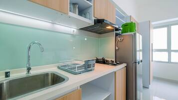 Fridge, stovetop, dishwasher, cookware/dishes/utensils