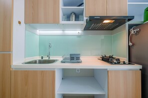 Refrigerador, parrilla de estufa, lavavajillas y utensilios de cocina 