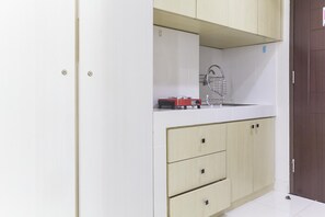 Kühlschrank, Herdplatte, Kochgeschirr/Geschirr/Besteck