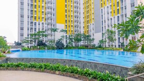 Outdoor pool - Modern Studio with Great Lake View at Springlake Summarecon Apartment (Bekasi)