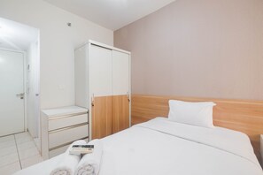 Room | 1 bedroom, desk, free WiFi, bed sheets - Modern Studio with Great Lake View at Springlake Summarecon Apartment (Bekasi)