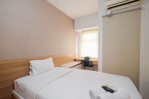 Room | 1 bedroom, desk, free WiFi, bed sheets - Modern Studio with Great Lake View at Springlake Summarecon Apartment (Bekasi)