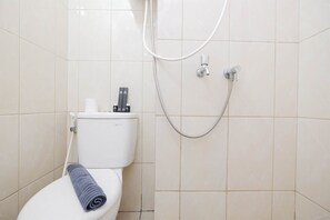 Shower, free toiletries, towels - Modern Studio with Great Lake View at Springlake Summarecon Apartment (Bekasi)