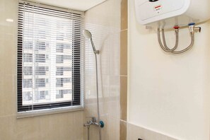 Shower, free toiletries, towels