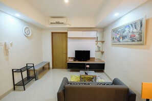 TV - Cozy 1BR Oasis Apartment (Cikarang)