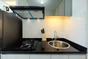 Zimmer | Eigene Küche | Kühlschrank, Herdplatte, Kochgeschirr/Geschirr/Besteck