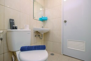 Dusche, kostenlose Toilettenartikel, Handtücher