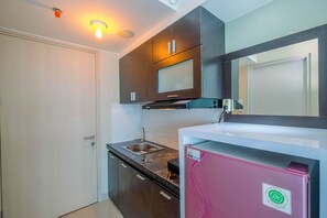 Refrigerador, placa de cocina, utensilios de cocina