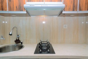 Kühlschrank, Herdplatte, Kochgeschirr/Geschirr/Besteck