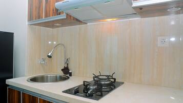 Geladeira, cooktop, talheres/pratos/utensílios de cozinha