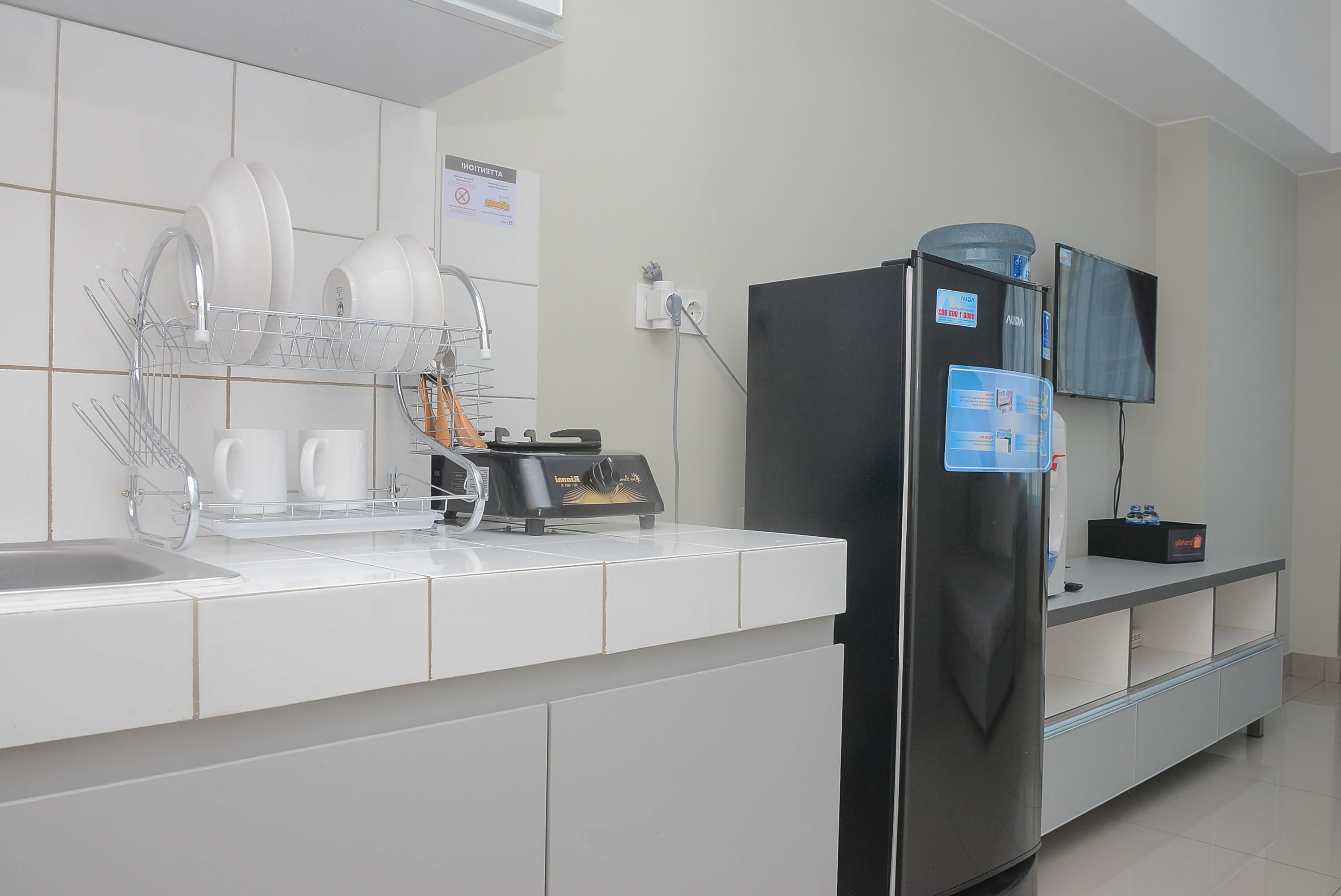 Jääkaappi, liesi, keittoastiat/astiat/ruokailuvälineet