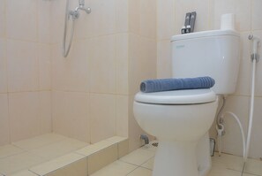 Ducha, artículos de higiene personal gratuitos y toallas