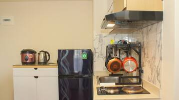 Frigorífico, placa de cocina y utensilios de cocina