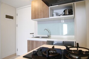 Geladeira, cooktop, talheres/pratos/utensílios de cozinha