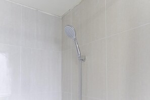 Douche, articles de toilette gratuits, serviettes fournies