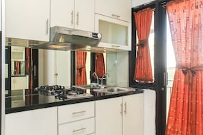 ثلاجة، موقد طهي مسطح، مستلزمات طهي/أطباق/أوعية