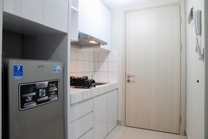 ตู้เย็น, เตาประกอบอาหาร, เครื่องครัว/จาน/ช้อนส้อม