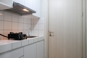 Kühlschrank, Herdplatte, Kochgeschirr/Geschirr/Besteck