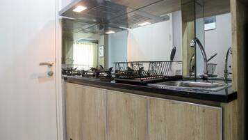 Quarto | Cozinha privada | Geladeira, cooktop, talheres/pratos/utensílios de cozinha