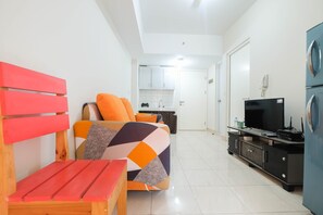 TV - Minimalist 2BR Apartment The Springlake Summarecon (Bekasi)