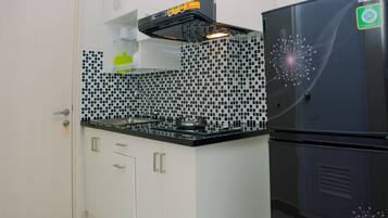 Fridge, stovetop, dishwasher, cookware/dishes/utensils