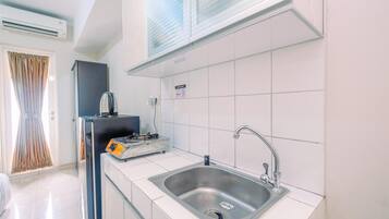 Fridge, stovetop, dishwasher, cookware/dishes/utensils