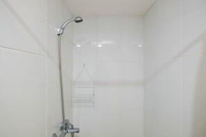 Shower, free toiletries, towels