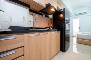 Hűtőszekrény, főzőlap és főzőedények/tányérok/evőeszközök