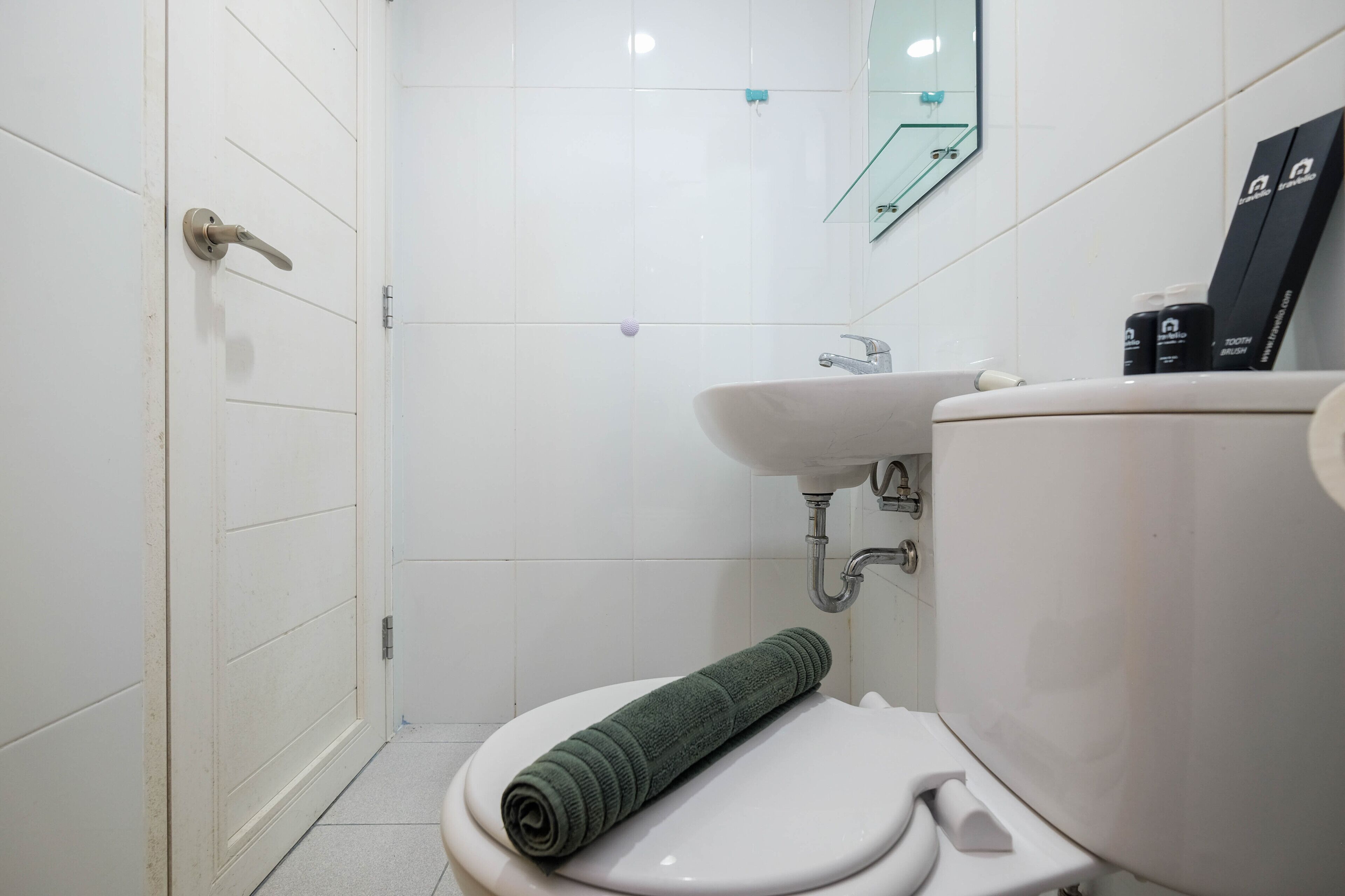 Shower, perlengkapan mandi gratis,  dan handuk