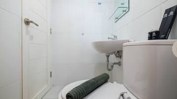 Shower, perlengkapan mandi gratis, dan handuk