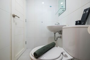 Douche, articles de toilette gratuits, serviettes fournies