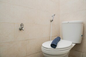 Buồng tắm vòi sen, đồ dùng nhà tắm miễn phí, khăn tắm 