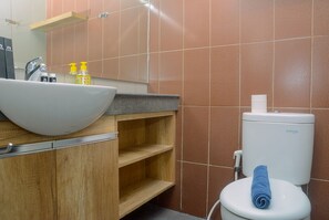 Regadera, amenidades de baño gratuitas, toallas 