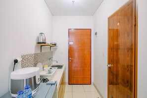 Kühlschrank, Herdplatte, Kochgeschirr/Geschirr/Besteck