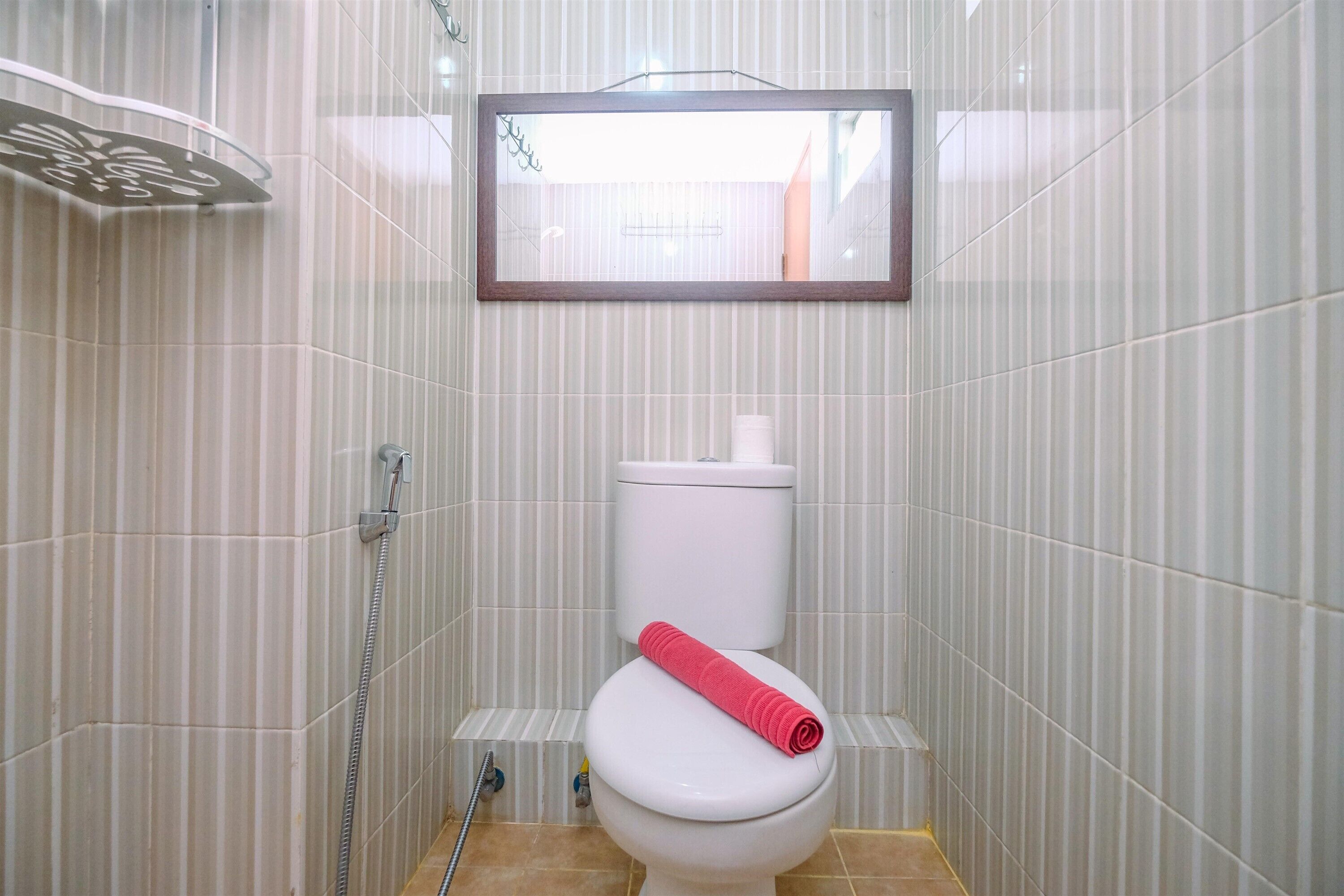 Shower, perlengkapan mandi gratis,  dan handuk