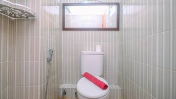 Shower, perlengkapan mandi gratis, dan handuk