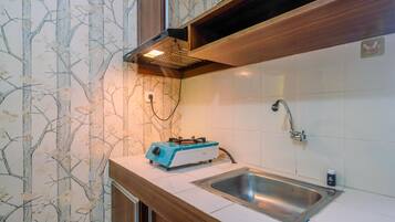 Tủ lạnh, bếp nấu, dụng cụ nấu nướng/bát dĩa/dao nĩa