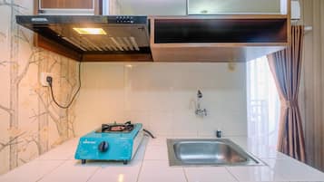 Quarto | Cozinha privada | Geladeira, cooktop, talheres/pratos/utensílios de cozinha
