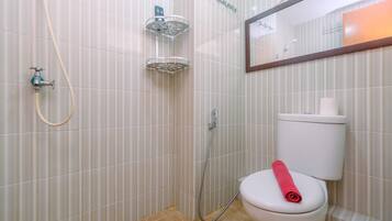 Chuveiro, produtos de toalete grátis, toalhas de banho