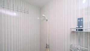 Ducha con cabezal de ducha de mano y grifo empotrado.