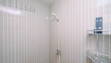 Room | Bathroom | Shower, free toiletries, towels