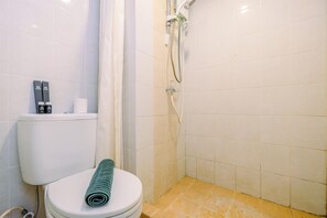 Huone | Kylpyhuone | Suihku, ilmaiset hygieniatuotteet, pyyhkeet