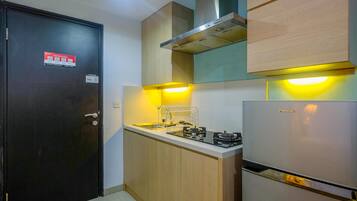 Geladeira, cooktop, talheres/pratos/utensílios de cozinha