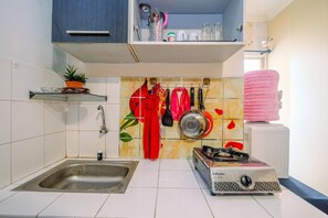 ルーム | 専用キッチン | 冷蔵庫、コンロ、調理器具と食器