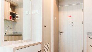 Ein Badezimmer mit Waschbecken, Spiegel und Stauraumschränken.